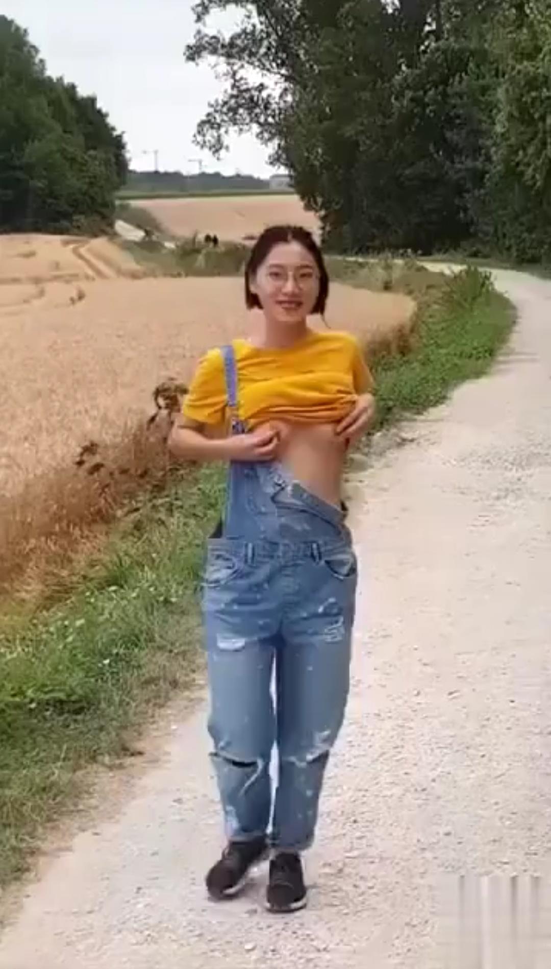 『小舒淇』刘玥-户外口交全裸露出主动要求去小树林